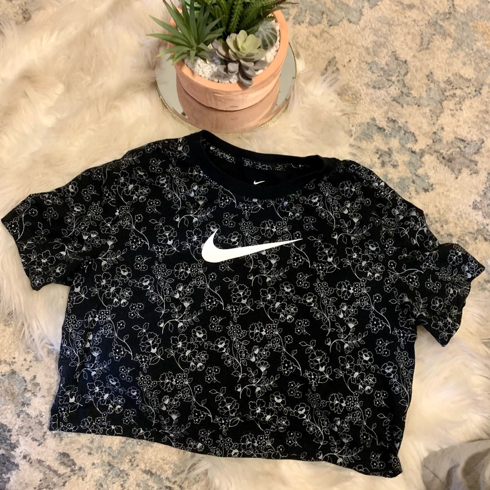 Cropped Nike Shirt size: xs